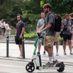 trotinetele electrice provoaca de trei ori mai multe traumatisme craniene decat motocicletele