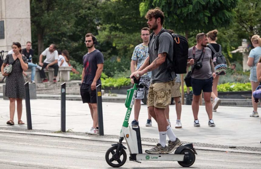 trotinetele electrice provoaca de trei ori mai multe traumatisme craniene decat motocicletele