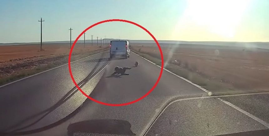 video socant in tulcea un copil la un pas de tragedie dupa ce a cazut dintr o masina in miscare