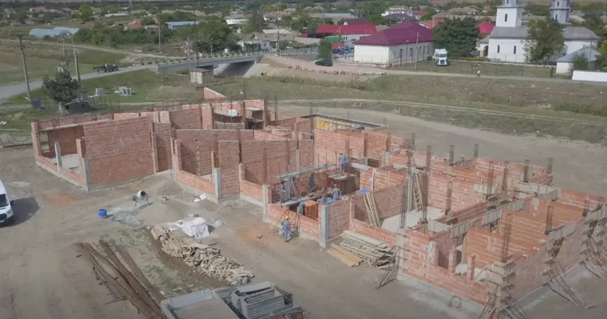 Centrul pentru copiii din Baia, gata pe jumătate. Lucrările s-ar putea încheia anul acesta