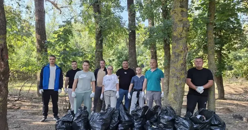 Jandarmii tulceni au ieșit să adune gunoaiele din pădure
