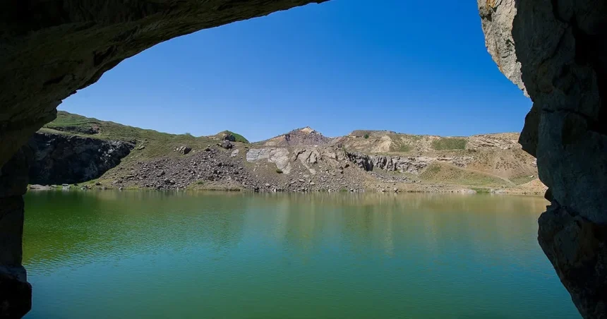 Lac cu apă verde-smarald în Munții Măcinului, loc de poveste pentru weekend