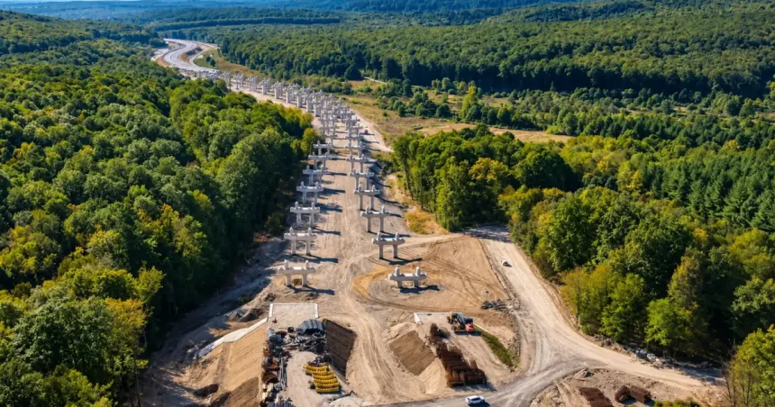Montarea grinzilor avansează la pasajul de peste 1.085 m de pe A1 Margina-Holdea