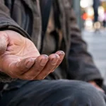 Pensionar cu 3.500 lei, prins cerșind în Pitești. Face 1.000 lei pe zi