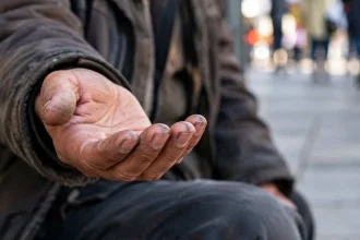 Pensionar cu 3.500 lei, prins cerșind în Pitești. Face 1.000 lei pe zi