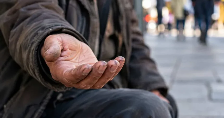 Pensionar cu 3.500 lei, prins cerșind în Pitești. Face 1.000 lei pe zi