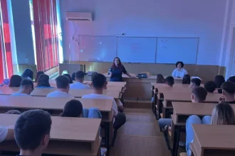 Polițiștii i-au învățat pe elevi să se protejeze de droguri, abuzuri și pericole online