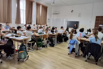 Polițiștii tulceni, față în față cu elevii. Tinerii au aflat riscurile din mediul online