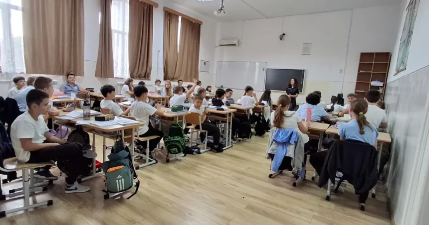 Polițiștii tulceni, față în față cu elevii. Tinerii au aflat riscurile din mediul online