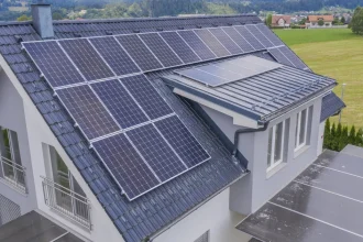 Programul de finanțare pentru baterii solare ar putea începe în octombrie