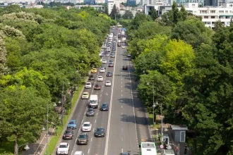 Românii petrec în medie 53 de minute pe zi pentru naveta dus-întors
