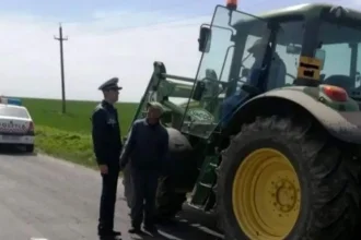 Sabangia: beat, fără permis, cu tractorul și remorca fără numere