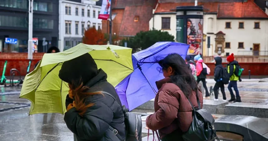 Trei zile de frig, ploi și vânt puternic în toată țara; la munte se anunță ninsori