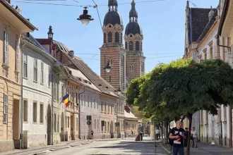 Vreme caldă, cu temperaturi de până la 32 de grade, dar și furtuni în mai multe zone