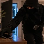 Bărbat din Mureș, reținut la Sibiu după ce a furat două telefoane dintr-o locuință