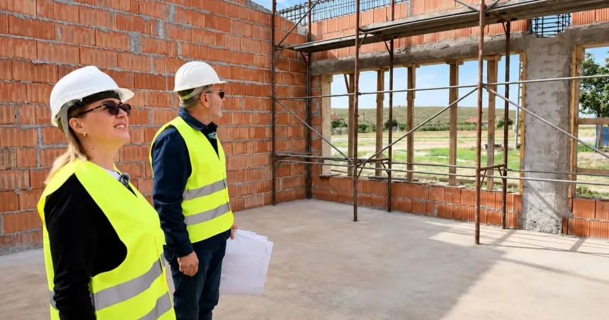 Bazin de înot și spații moderne pentru copiii din Baia. Primărița, vizită pe șantier