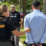 Doi români, arestați în New York după ce ar fi furat coliere prin metoda îmbrățișării