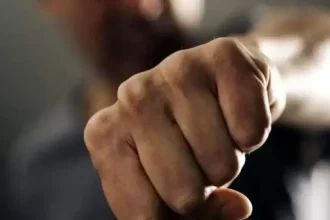 Scandal într-un supermarket din Tulcea: un tânăr de 19 ani a agresat mai mulți angajați