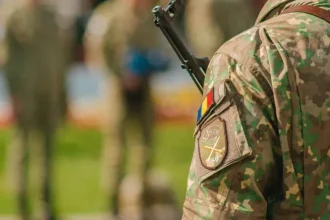 Șpagă de 20.000 lei pentru transferul unui militar la Tulcea. Un bărbat, anchetat de DNA