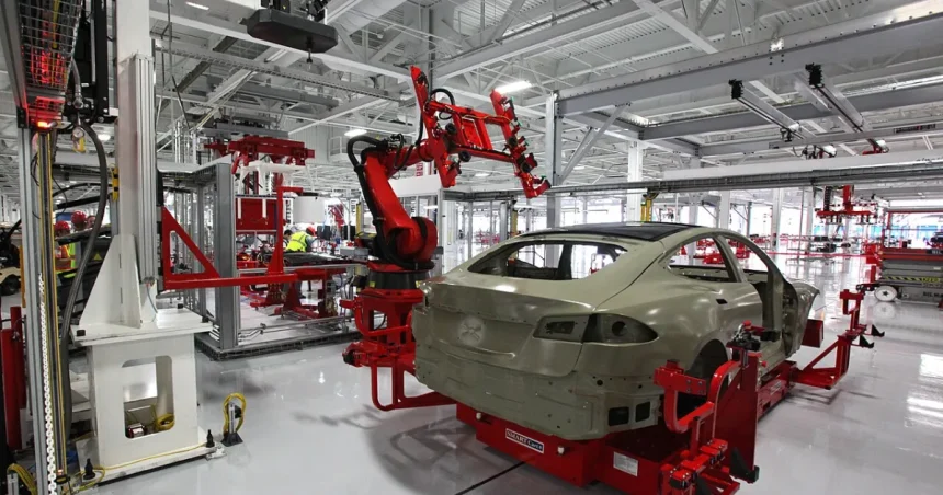 Tesla cere o creștere de 13 ori a emisiilor la fabrica Fremont, aflată lângă o școală